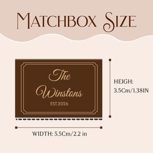 Puede incluir: Un letrero rectangular marr&oacute;n con el texto "The Winstons EST.2026" en una fuente decorativa. El letrero mide 5,5 cm de ancho y 3,5 cm de alto. Las palabras "MATCHBOX SIZE" est&aacute;n en la parte superior.