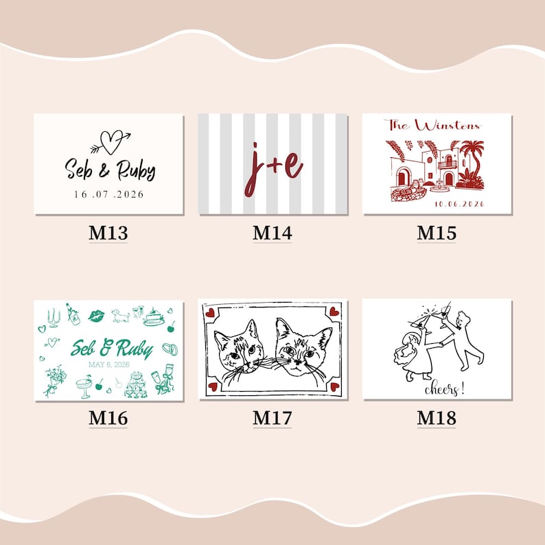 Puede incluir: Una colecci&oacute;n de tarjetas rectangulares con varios dise&ntilde;os. Algunas tarjetas presentan texto como "Seb & Ruby" y "j+e", mientras que otras tienen ilustraciones de gatos, edificios y figuras festivas. Las tarjetas est&aacute;n etiquetadas con c&oacute;digos como M13, M14 y M15.