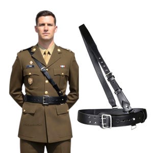 Op de afbeelding: Zwarte leren riem- en schouderriemset. De riem heeft een zilveren gesp en meerdere gaten. De schouderriem is verbonden met de riem en heeft een zilveren gesp. De set wordt getoond op een persoon die een militair uniform draagt.