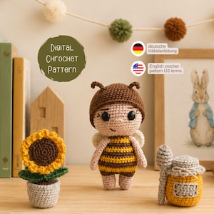 Puede incluir: Una muñeca de abeja de ganchillo con antenas marrones, un cuerpo a rayas amarillo y marrón y pequeñas alas blancas. También se muestra un girasol de ganchillo en una maceta y un tarro de miel con una cuchara. Se incluye el texto "DIGITAL CROCHET PATTERN".