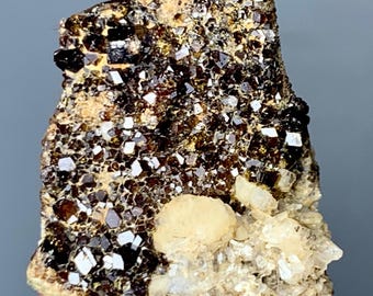 Esemplare di cristallo di granato da 25 carati dal Pakistan / Pietra preziosa rossa naturale