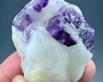 138 g de cristales de escapolita púrpura sobre matriz procedentes de Pakistán