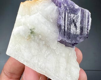 Cristales de escapolita púrpura (83 g) en matriz, procedentes de Pakistán.