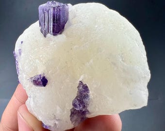70 g de cristales de escapolita púrpura sobre matriz procedentes de Pakistán