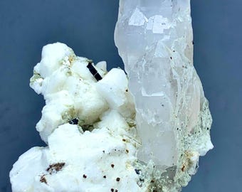 Cristal de cuarzo natural de 88 g con turmalina negra y albita, procedente de Pakistán.