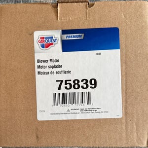 Puede incluir: Una caja de cartón marrón con una etiqueta blanca. La etiqueta tiene un logotipo azul y rojo que dice "CARQUEST PREMIUM". La etiqueta también tiene el texto "Blower Motor", "Motor soplador", "Moteur de soufflerie", y "75839".