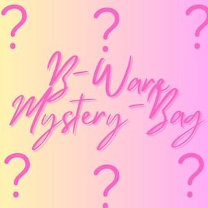 Könnte beinhalten: Ein Farbverlauf von Gelb nach Rosa mit rosa Schrift in Schreibschrift: "B-Ware Mystery Bag". Fragezeichen sind um den Text herum verstreut.