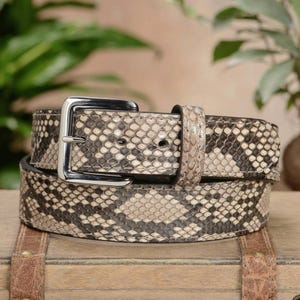 Ręcznie robiony pasek ze skóry tłoczonej w pytona: unisex, wzór skóry węża