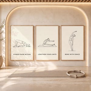 Op de afbeelding: Drie ingelijste wandposters met zwarte lijntekeningen van yogahoudingen op een crèmekleurige achtergrond. De eerste print toont een brug-houding met de tekst POWER FROM WITHIN, de tweede een zittende vooroverbuiging met LENGTHEN YOUR LIMITS, en de derde een staande zijwaartse buiging met BEND WITH GRACE.