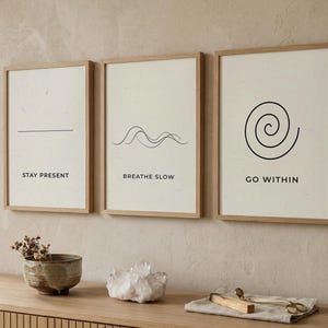 以下が含まれることがあります： 「Welcome to our home」の白い文字が書かれた、素朴な木製の看板。 傷んだ仕上がりと、シンプルで魅力的なデザインが特徴で、玄関やポーチに最適です。