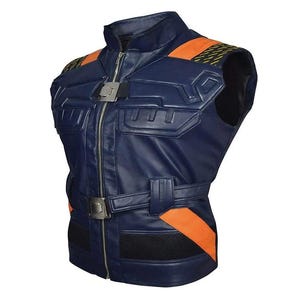 Könnte beinhalten: Eine marineblaue Weste mit orangefarbenen Akzenten und einem schwarzen Mesh-Einsatz. Die Weste hat einen Reißverschluss vorne, einen Schnallenverschluss und dekorative Nähte. Die Schultern haben orangefarbene Streifen mit einem gelb-schwarzen Muster.
