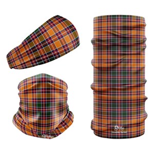 Op de afbeelding: Een set van drie hoofdbedekkingen in een geruit patroon met de kleuren oranje, rood, groen en blauw. De items omvatten een hoofdband, een nekwarmer en een gezichtsmasker. De nekwarmer en het gezichtsmasker hebben de tekst "Gaelic" en "Jacobite Tartan" erop gedrukt.