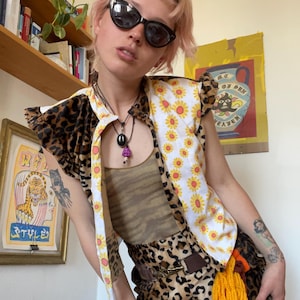 Gilet patchwork riciclato – Stampa margherite e leopardate – Pezzo unico fatto a mano – Abbigliamento da festival – Spalle con volant