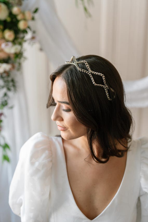 Monochrome Crystal Wedding Headband: Chic Bridal Hair  display picture 3
