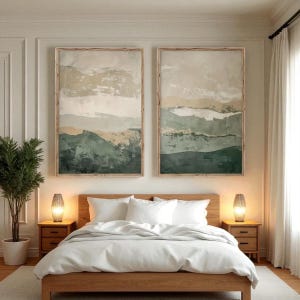Puede incluir: Dos pinturas de paisajes abstractos enmarcadas con tonos verdes, beige y blancos cuelgan sobre una cama de madera con ropa de cama blanca. La habitación cuenta con dos mesitas de noche con lámparas y una planta en maceta.