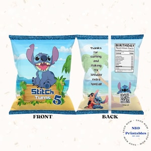 Könnte beinhalten: Eine blau-weiße Party-Geschenktüte mit der Figur Stitch. Auf der Vorderseite der Tüte steht "Stitch Turns 5". Auf der Rückseite der Tüte steht "Danke, dass du gekommen bist und meinen Geburtstag zu etwas Besonderem gemacht hast!"