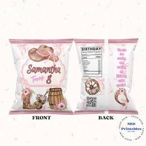 Könnte beinhalten: Ein weißer Chipstütenbeutel mit rosa Rand und Western-Thema. Die Vorderseite zeigt einen Cowboyhut, den Namen "Samantha Turry 8" und Illustrationen eines Stiefels, einer Gitarre und eines Fasses. Auf der Rückseite steht "Danke, dass du gekommen bist und meinen Geburtstag besonders gemacht hast!"