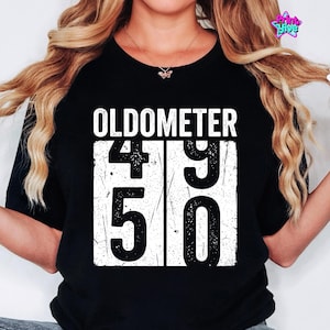 Könnte beinhalten: Schwarzes T-Shirt mit dem Wort "OLDOMETER" über den Zahlen "49" und "50" in verblichener weißer Schrift. Ein lässiges T-Shirt, geeignet für den Alltag.