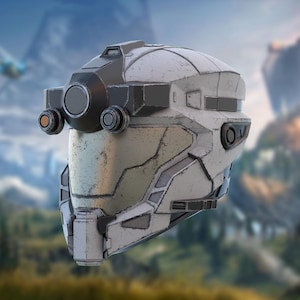 Puede incluir: Un casco futurista blanco y gris con una visera negra y un diseño negro y gris. El casco tiene una pequeña cámara redonda negra en la parte delantera.