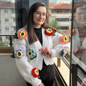 春の花、チャンキーセーター、ニットカーディガン、マルチカラーフローラルカーディガン、女性用ホワイトニットクロップジャケット、彼女へのユニークなギフト
