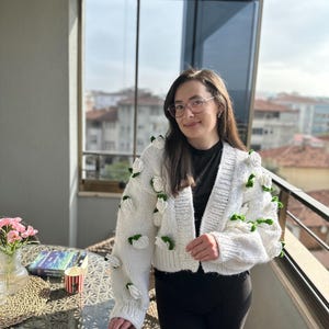 ラブローズ、ウェディングカーディガン、女性へのユニークなギフト、3Dローズ刺繍ニットチャンキーカーディガン（女性用）、3Dボタンピンクニットカーディガン