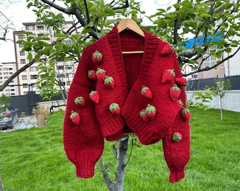 Cárdigan corto rojo hecho a mano con fresas, estilo bohemio adorable, regalo para el Día de la Madre.