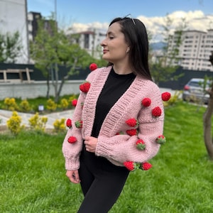 ストロベリーカーディガン、3Dストロベリー刺繍、厚手レディースカーディガン、ストロベリーセーター、クリスマスプレゼント、ストロベリークロシェパターン