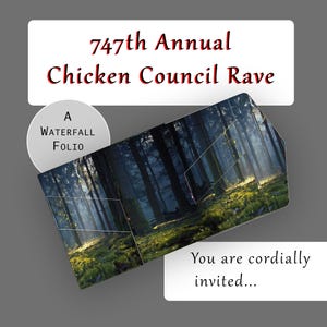 Op de afbeelding: Een uitnodiging voor de 747e jaarlijkse Chicken Council Rave. De uitnodiging toont een boslandschap met de tekst "A Waterfall Folio" en "You are cordially invited..." op een grijze achtergrond.