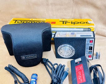 Een set van een vintage Yashica Electro35 GSN-camera, een populaire 606-flitser en een compact statief van de Topman E8