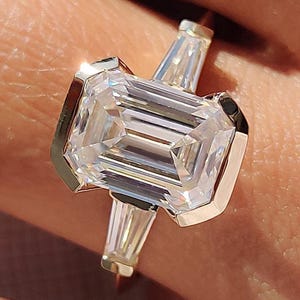 Anillo de compromiso de tres piedras con diamantes de talla esmeralda cultivados en laboratorio, corte baguette cónico, oro amarillo de 14 quilates, anillo de bodas con diamantes éticos.