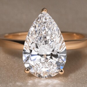 Anillo de compromiso con diamantes cultivados en laboratorio: solitario de oro macizo