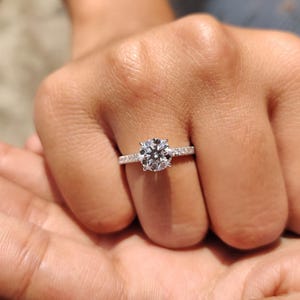 Anello di fidanzamento con fascia pavé con alone nascosto e diamanti taglio rotondo creati in laboratorio, gioielli da sposa di lusso, regalo unico per lei, anello di proposta