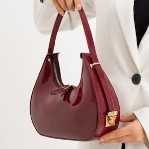 Lackleder Frau Umhängetasche, spezielles Goldmetallverschluss-System-verstellbarer Riemen Damenhandtasche, Burgund Baguette-Tasche, Geschenk für sie