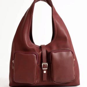 Leder Umhängetasche & Handtasche mit zwei Vordertaschen - ANDROMEDA - Magnetverschluss - Innen gefüttert, verstellbarer Riemen - Burgund/Karamell