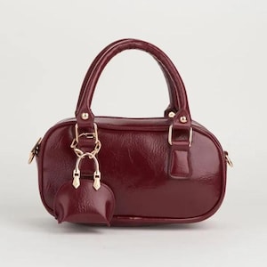 Glänzende Lackleder Handtasche, Mini Schultertasche für Frauen, Charm Detail Geldbörse, Crossbody Bag, Vegan Leder, Abnehmbarer Riemen, Geschenkidee