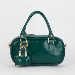 Glänzende Lackleder Handtasche, Mini Schultertasche für Frauen, Charm Detail Geldbörse, Crossbody Bag, Vegan Leder, Abnehmbarer Riemen, Geschenkidee