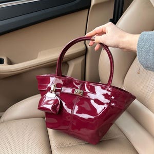 Bolsa de couro envernizado, bolsa de ombro e bolsa transversal - ASTRID - Fecho magnético - Detalhe de pingente de carteira - BORDÔ