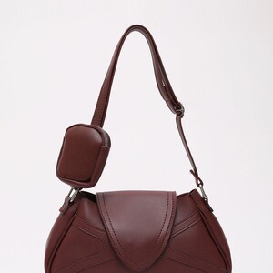 Burgunderfarbene Leder-Umhängetasche & Handtasche mit einem Fach - Druckknopfverschluss - Verstellbarer Riemen - ALTHEA - Farboptionen Burgund / Beige