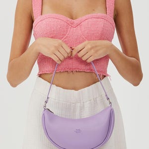 Fliederfarbene Leder Baguette Hand- & Schultertasche - Ein Fach, Reißverschluss, gefüttert - AMARA - Farboptionen Flieder / Pink / Orange