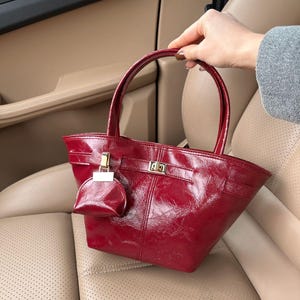 Bolso de mano y bandolera de piel de charol arrugada - ASTRID - Cierre magnético - Detalle de dije de billetera - Opción de color burdeos/rojo