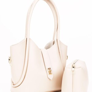 Lederschloss-Detail-Umhängetasche mit Make-up-Beutel - Handtasche mit langem Riemen und Umhängetasche - MIRA - Beige Farbe