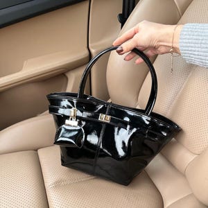 Bolso de mano y bandolera de piel de charol - ASTRID - Cierre magnético - Detalle de dije de billetera - Color NEGRO