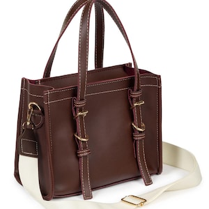 Mittelgroße Leder-Tote-Handtasche & Schultertasche und Crossbody - Geräumiger Innenraum, Gefüttert - Gürtelschnallen-Detail - Farboption Burgund / Schwarz / Braun