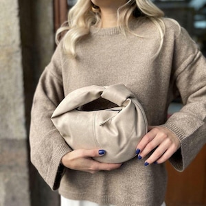 Mini sac avec noeud en cuir végétalien - Pochette tissée - Petit sac à main pour femme - Porte-monnaie baguette chic - Pochette élégante pour tous les jours - Cadeau pour elle