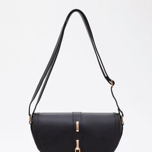 Schwarze Leder-Einzelfach-Druckknopfverschluss-Handtasche, Schultertasche, Umhängetasche & Einkaufstasche - Verschluss-Detail - AURELIA - Farboption Creme-Schwarz