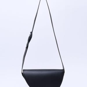 Asymmetrische Schulter- & Handtasche aus schwarzem Leder - Druckknopfverschluss, Einfach, gefüttert - EVADIA - Farboptionen Schwarz / Burgund / Weiß