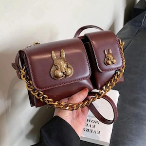 Leder Baguette Crossbody & Schulter und Handtasche mit Eichhörnchen Zubehör Detail - LUNARIA - Chic Design Tasche-Burgundy Farbe -Geschenk für Sie