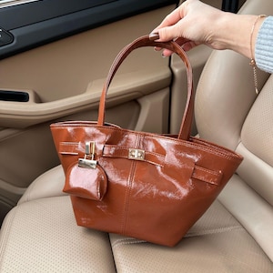 Bolso de mano y bandolera de piel de charol arrugada marrón - ASTRID - Cierre magnético - Detalle de dije de billetera - Coñac brillante