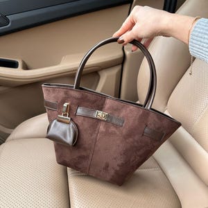 Bolso de mano y bandolera de piel de charol de ante - ASTRID - Cierre magnético - Detalle de dije de billetera - Colores marrón/marrón oscuro