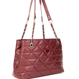 Gesteppte Schultertasche aus veganem Leder - Elegante Kettenriemen-Handtasche - Matte Geldbörse für Frauen - Strukturierte mittlere Tragetasche aus beigem Leder